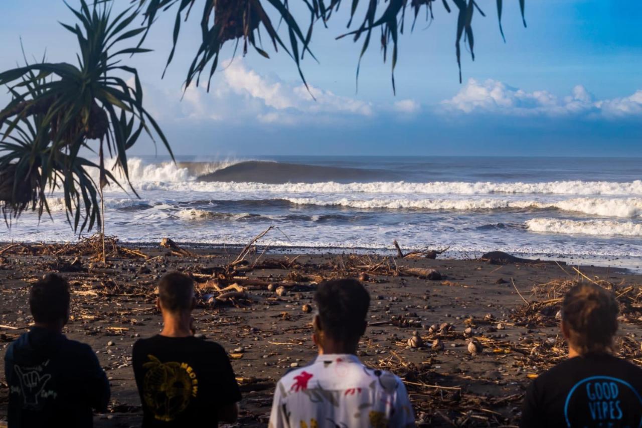 Готель Medewi Secret Surfcamp Палакан Екстер'єр фото